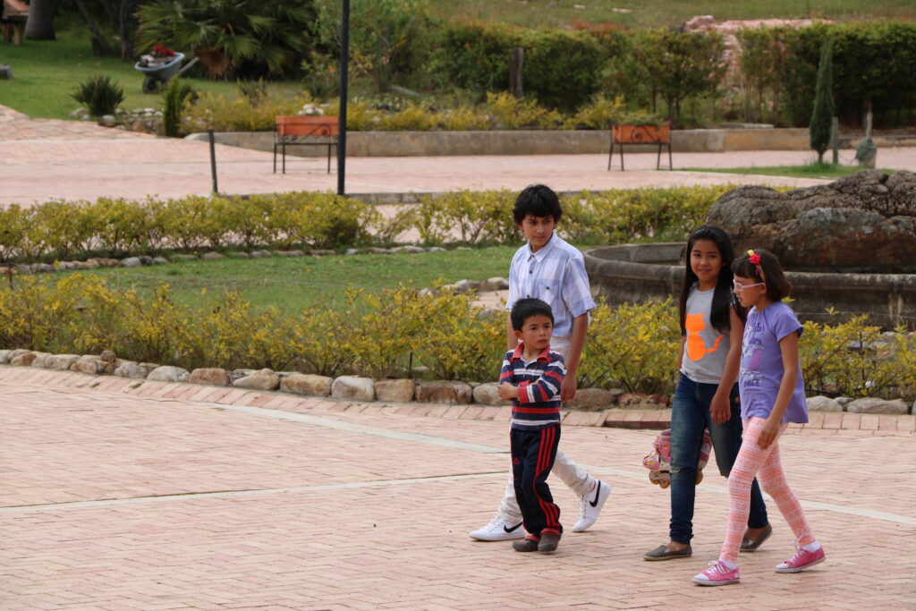 Niños y adultos caminando