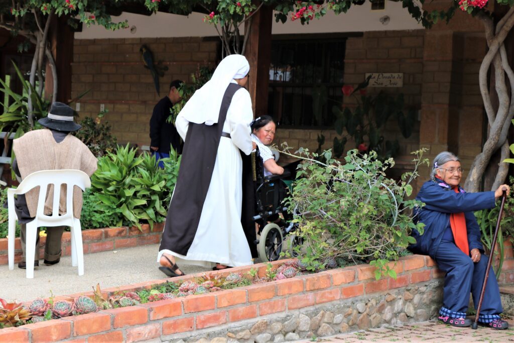 Hermana de Nazaret llevando a un abuelo