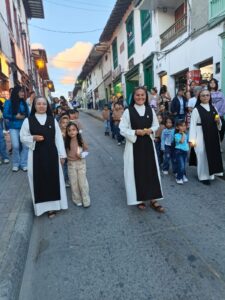 hermanas caminando